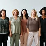 KI-generierte Gruppe von Frauen.